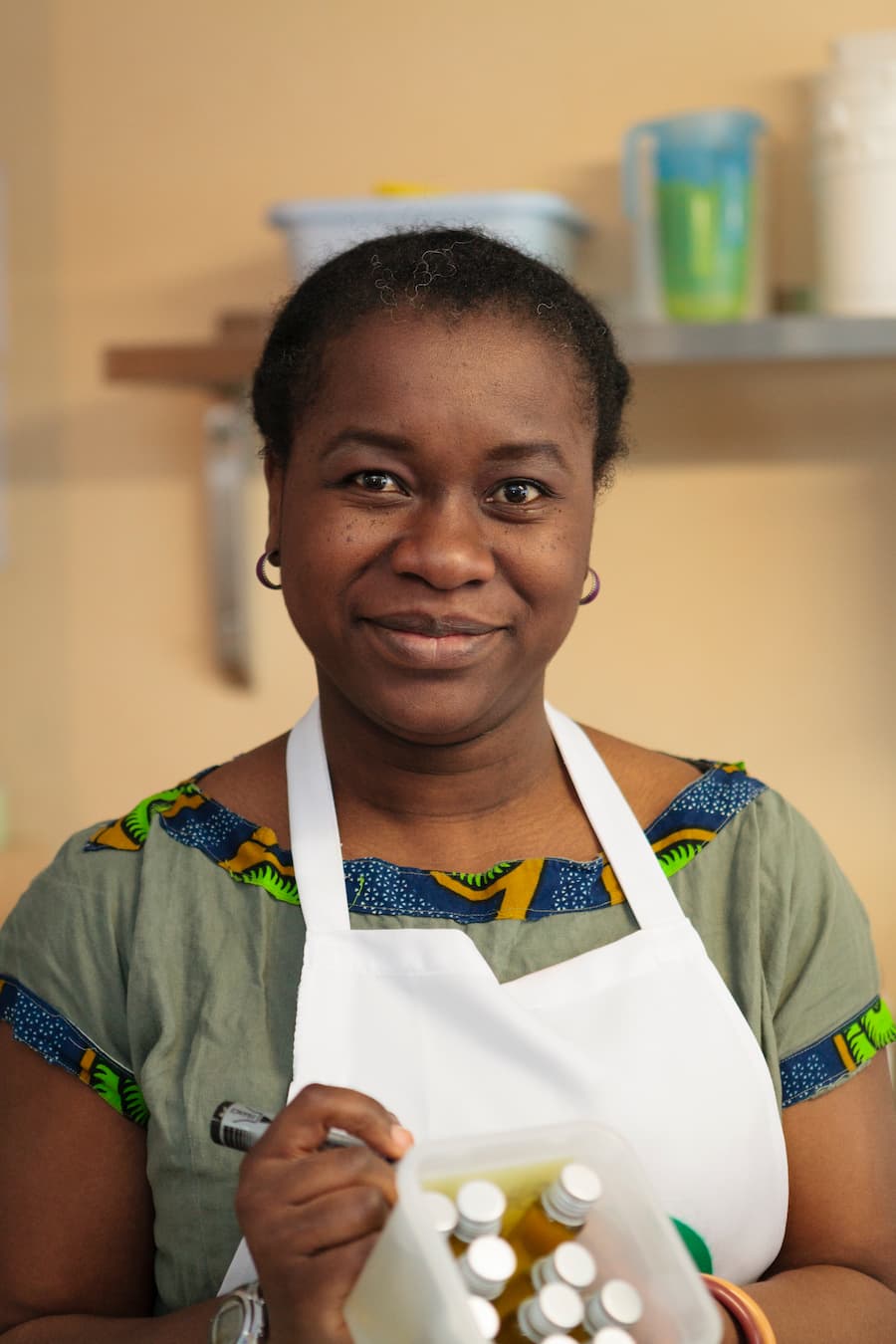 Joséphine Basuebabu-Mbuyi en laboratoire de formulation cosmétique naturelle